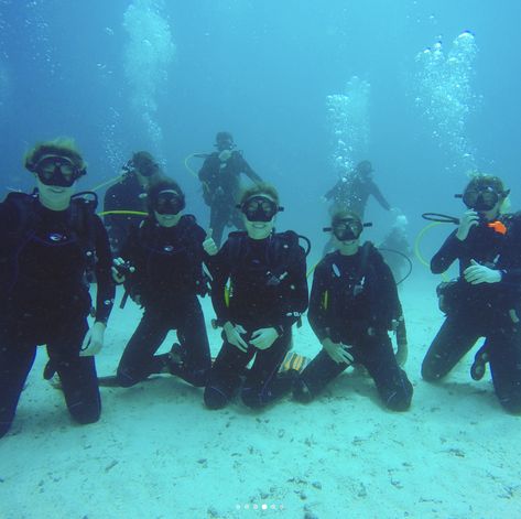 Always nice to be a diver 🐟🦀🌏   #crewbonding #divingsucces #whataview #meridianadventuresdive #MAdive #scuba #scubadiving #blueplanet #padi #sea #Indonesia #rajaampat #underwaterphotography #bucketlist #instatravel #oceanlife #squadgoals #girlsthatscuba Scuba Diving Australia, Backpacking Canada, Marina Resort, Australia Backpacking, Dive Resort, Scuba Diving Equipment, Raja Ampat, Australian Beach, Future Job