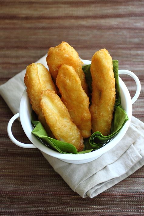 Pisang Goreng (Fried Bananas)—crispy, crunchy, and airy. Absolutely delicious! Donat Glaze, Banana Frita, Pisang Goreng, Banana Fritters, Malay Food, Malaysian Cuisine, Rasa Malaysia, Ayam Bakar, Fried Bananas