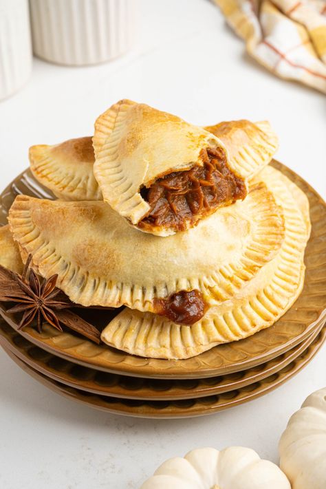 These sweet baked pumpkin empanadas are made with an easy 3 ingredient filling and a simple homemade empanada dough. They're inspired by the delicious treat found in Mexican bakeries and make a delicious pumpkin pie-like dessert, breakfast, or snack. Pumpkin Empanadas Mexican, Homemade Empanada Dough, Pumpkin Empanadas, Empanada Dough, Mexican Bakery, Cheese Empanadas, Empanadas Dough, Dessert Breakfast, Homemade Pumpkin Puree