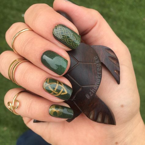 Jamberry Rachael Skelton Celtic Green and Gold with a glossy Trushine top coat. Irish Nails, Bridal Nails Designs, Witch Nails, Celtic Wedding, Stamping Nail Art, Bridal Nails, Jamberry Nails, Green Nails, Wedding Nails