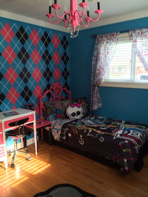 Brenna's Monster High room makeover Monster High Room Aesthetic, Monster High Room Ideas, Monster High Bedroom Ideas, Monster High Room Decor, Monster High Decor, Monster High Decorations, Zebra Bedroom Decor, In Bed Aesthetic, High Room Ideas