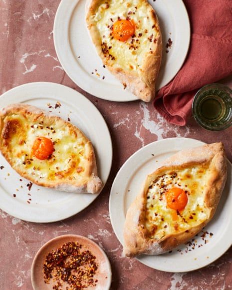 Khachapuri Recipe, Eastern European Food, Georgian Bread, Bread Boats, Savoury Tarts, Hot Cheese, Hot Bread, Homemade Dinner Rolls, New Year's Food