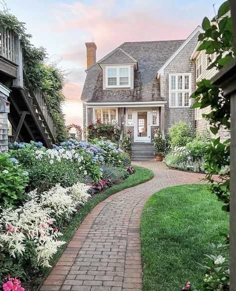 Boho Scandinavian Bedroom, French Country Apartment, Country Apartment Decor, Wallpaper Living Room Accent Wall, Puzzle Ideas, Nantucket Cottage, Nantucket Massachusetts, Family Backyard, Seaside Garden