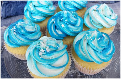 Vanilla cupcakes with blue and white buttercream frosting swirl Blue And White Swirl Cupcakes, Blue Frosting Cupcakes, Tie Dye Cupcakes Frosting, Blue And White Cupcakes, White And Blue Cupcakes, Crazy Birthday Cakes, Ocean Cupcakes, Teal Cupcakes, Cupcakes With Sprinkles