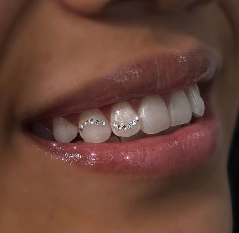 Cute Tooth Gems Ideas, Tooth Gem Ideas Baddie, Teeth Jewelry Aesthetic, Toothgems Ideas, Bottom Tooth Gem, Teeth Gens, Teeth Gems, Pretty Teeth, Chinese Symbol Tattoos