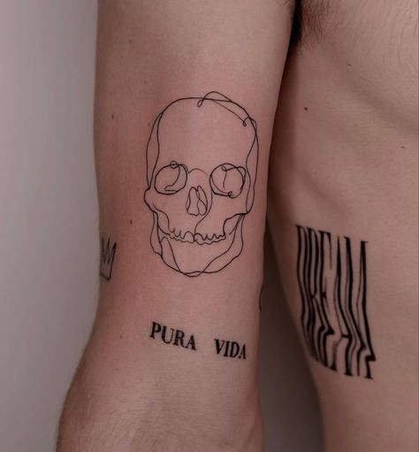 One Line Skull Tattoo, Tiny Skull Tattoos, Continuous Line Tattoo, Tattoo Artists Near Me, Tattoos Mandala, Skeleton Tattoos, Fine Line Tattoo, Tattoos Geometric, Tattoos Skull