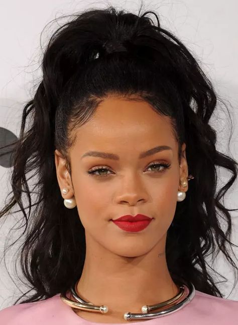 Rihanna Hairstyles - Messy Ponytail Rihanna Short Hair, Middle Aged Women Hairstyles, Rihanna Hairstyles, Wedge Hairstyles, Bouffant Hair, Asymmetrical Hairstyles, Hairstyles With Glasses, Shoulder Hair, Mens Braids Hairstyles