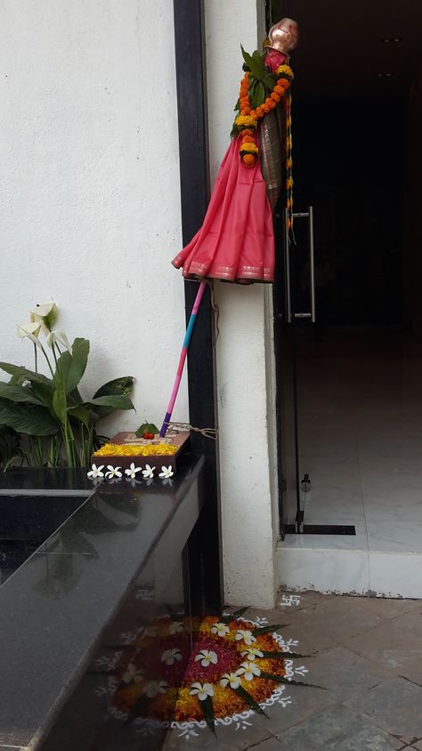 Gudi Padwa celebration at Rajesh LifeSpaces site office. Gudi Padwa Snapchat Story, Gudi Padwa Photoshoot Ideas, Gudi Padwa Decoration Ideas, Gudhi Padwa Decoration, Gudi Padwa Snap, Gudi Padwa Decoration, Gudi Padwa Images, Gudhi Padwa, Gudi Padwa Rangoli