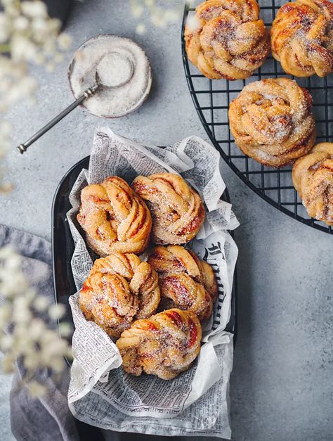 Cardamom Buns, Vegan Sugar, Swedish Style, Vegan Bread, Food Photography Tips, Sweet Treats Recipes, Bread And Pastries, Cinnamon Buns, Vegan Butter