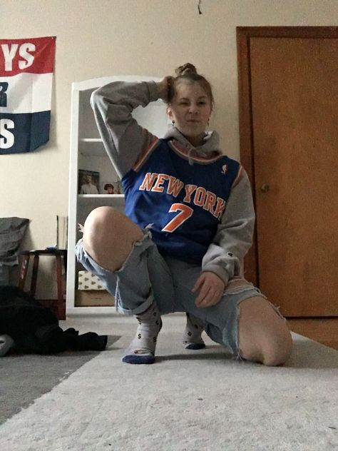 carmello anthony jersey + grey champion hoodie + a bun = super gay 🤩🤩 Football Jersey Over Hoodie Outfit, Hoodie Jersey Outfit, Jersey Hoodie Outfit, Basketball Jersey Over Hoodie Outfit, Jersey With Hoodie Outfit, Nba Jersey Outfit Woman, Jersey Over Hoodie Outfit, Jersey Over Hoodie, Nba Jersey Outfit