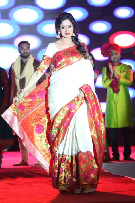 Inaugurating the #Paithani Cluster at #Yeola, versatile #Actress #Shridevi was the chief guest of the function who personally led the ramp in a ravishing #whitePaithanisaree. She is looking a million bucks or what! White Paithani Saree, White Paithani, Yeola Paithani Sarees, Paithani Saree Wedding, Yeola Paithani, Pink Kurti, Nauvari Saree, Sari Design, Bridesmaid Saree