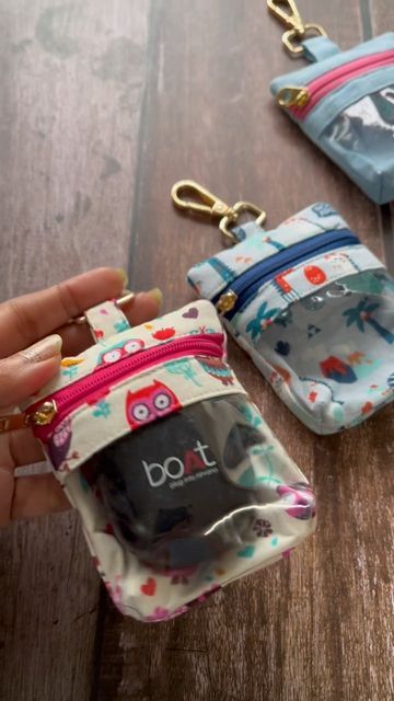 Porta Airpods, Sew Sweetness, Apple Airpods 2, Baby Sewing Projects, Airpods Cases, Bag Sewing, Airpods Case, Coin Pouch, Fabric Gifts