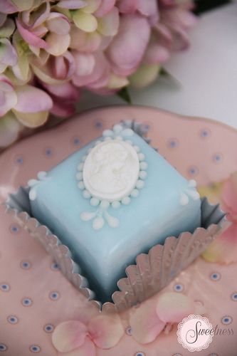 Petit Four Fondant Fancy, Petit Four Icing, Cameo Cake, Petit Four Recipes, Mini Tortillas, Chocolate Pie, Wilton Cakes, Cookies Chocolate, Little Cakes