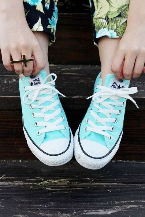 Tiffany blue converse?? YESSS!!!! Tiffany Blue Converse, Turquoise Converse, Look Hippie Chic, Turquoise Shoes, Color Converse, Dr Shoes, Blue Converse, All Stars Converse, Walk In My Shoes