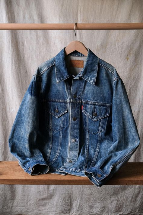 Levi's 1980's Vintage 70505 Denim Trucker Jacket  SIZE 38 Shoulder：46cm Pit to pit：51cm Length：63cm Sleeve：56cm  Welcome to our online store https://bansecondhandgoods.com/ Worldwide Shipping The official website provides credit card services,  please contact us via private message if necessary. Find us IG :  ban_secondhand_goods Thank you for checking us out :) Levis Jean, Levis Jean Jacket, Hair Color Chart, Jean Jacket Men, Denim Trucker Jacket, Trucker Jacket, 1980s Vintage, Levis Jeans, Vintage Denim