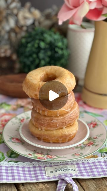 Silvia Alcedo Gutiérrez on Instagram: "🍩DONUTS AMERICANOS🇺🇸 😎la receta verdadera 🥹Herencia de mi gran amiga Toñi ✅Son fáciles ✅Son de toda la vida ✅y SIIII soy fritos porque son los auténticos‼️ . 🔆Ingredientes 📍500 g de harina media fuerza 📍7 g de levadura seca de panadería o 25g de levadura fresca 📍75 ml de agua templada 📍115 ml de leche 📍2 huevos 📍1 cdita de pasta de vainilla 📍90 g de azúcar 📍15 g de leche en polvo 📍75 g de mantequilla con sal (si no puedes usar sin sal y ponerle a la masa un poco de sal) . ⭕️Preparación: 🔅Hacemos el prefermento con el agua, un poco de azúcar y la levadura y dejamos reposar unos 10 min. 🔅En la amasadora ponemos todos los ingredientes y el prefermento menos la mantequilla y amasamos 5 minutos. 🔅Añadimos la mantequilla y amasamos 10 minu Donuts, Pasta, Instagram