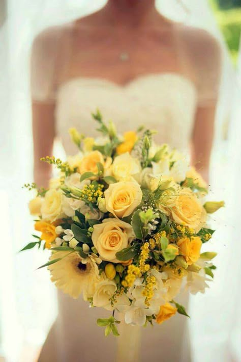 Yellow White Wedding Theme, Yellow Prom Bouquet Ideas, Yellow Flower Wedding Bouquet, Yellow Rose Bridal Bouquet, Pale Yellow Bridal Bouquet, Yellow Bridal Flowers, Yellow And White Wedding Bouquet, Yellow Flower Arrangements Wedding, Yellow Prom Bouquet