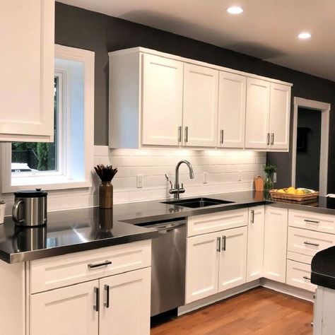 15 Kitchen With Dark Countertops and Light Cabinets Lighted Kitchen Cabinets, White Cabinets Dark Walls, Dark Counter Kitchen, Warm Kitchen Cabinets, Kitchen With Dark Countertops, Kitchen Dark Countertops, Light Cabinets, Cabinet Countertop, Dark Counters