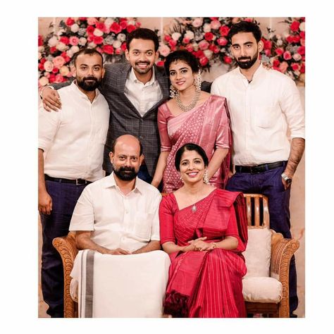 Kerala Wedding Family Photos, Kerala Christian Wedding Family Photos, Kerala Family Photos, Indian Family Photoshoot, Reception Pose, Compass Wallpaper, Wedding Kerala, Christian Bridal Saree, Photo Merge