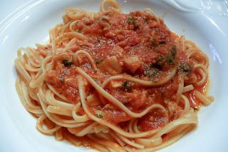 FEAST EVERYDAY: Linguine with Red Clam Sauce Red Clam Sauce Linguine, Red Clam Sauce Recipe, Red Clam Sauce, Fabio Viviani, White Clam Sauce, Linguine Recipes, Clam Sauce, Clam Recipes, Pasta Sauces