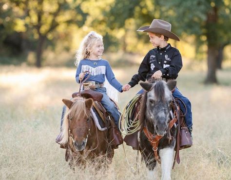 Siblings 🙂 + Ponies 🐴 = Best Friends 💗 Photo: Kirstie Marie Photography Hailey Kinsel, Mini Shetland, Stephenville Texas, Devney Perry, First Horse, Horse Quotes Funny, Weatherford Texas, Western Photoshoot, 2024 Photo