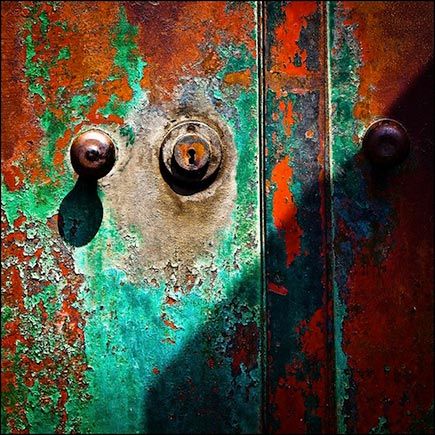 Beautiful natural verdigris & rust inspiration on a door to an abandoned building | Photographed by Tom McLaughlan | Modern Masters Cafe blog Rust Never Sleeps, Peeling Paint, Rusted Metal, Modern Masters, Paint Effects, Rusty Metal, Copper Patina, Faux Finish, Old Door