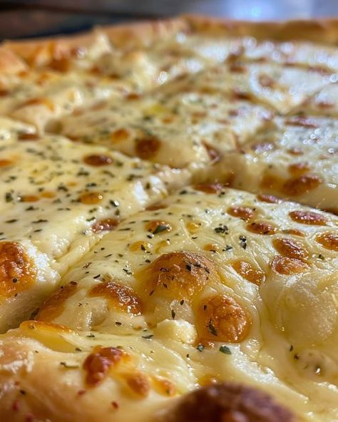 This is called 'White Pizza' and it's the only kind my family will eat! White Pizza Recipes, Baked Pizza, White Pizza, Flatbread Pizza, Pizza Pie, Pizza Recipes Homemade, Pizza Rolls, Pizza Recipes Dough, Pizza Bread