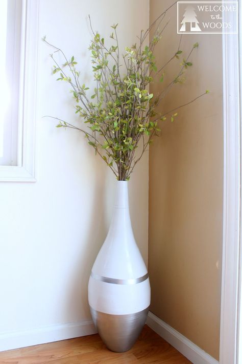 Vase refresh simple modern white and silver dipped large vase. I painted the bamboo vase with Frogtape and spray paint. Large Vases Decor Ideas, Floor Vase Decorating Ideas, Tall Vase Decorating Ideas, Tall Floor Vase Ideas, Large Vase Ideas, Floor Vase Arrangement, Vase Styling, Spray Paint Vases, Large Vases Decor