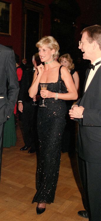 DIANA, PRINCESS OF WALES at Tate Britain, London on 1st July 1997. Princess Diana Black Dress, Diana Black Dress, Princess Diana Birthday, Dodi Al Fayed, Blue Velvet Gown, Diana Princess Of Wales, Diana Fashion, Princes Diana, Diana Princess