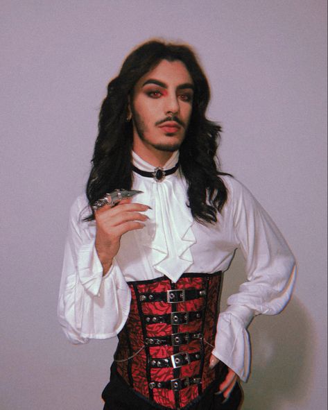 Interview With A Vampire Costume, Halloween Costumes Non Binary, Masc Vampire Outfits, Non Binary Halloween Costumes, Vampire Costume Male, Hot Vampire Costume, Vampire Outfit Female, Vampirecore Outfits, Modern Vampire Outfit