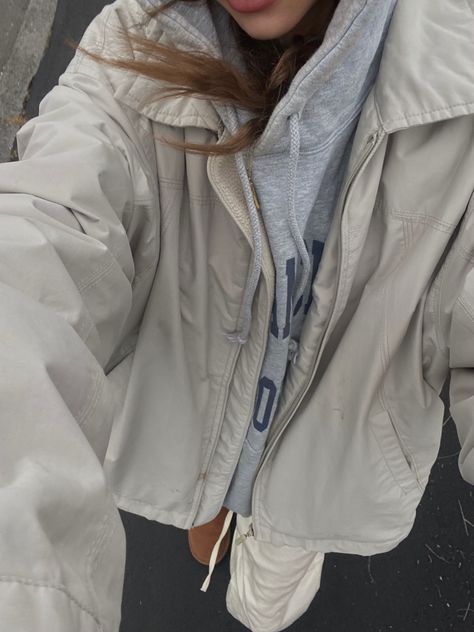 Outfit Beige Windbreaker Outfit, Wind Breaker Jacket Outfit Aesthetic, Grey Windbreaker Outfit, Light Grey Jacket Outfit, Rain Jacket Outfit Aesthetic, Sporty Gray Windbreaker With Long Sleeves, Trendy Oversized Winter Windbreaker, Gray Long Sleeve Sporty Windbreaker, Grey Jacket Outfit