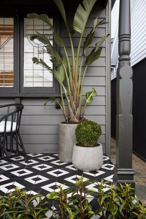 Modern Front Porches, Modern Front Porch, Front Porch Inspiration, Porch Inspiration, Front Verandah, Porch Tile, Fotografi Vintage, Front Patio, Casa Exterior