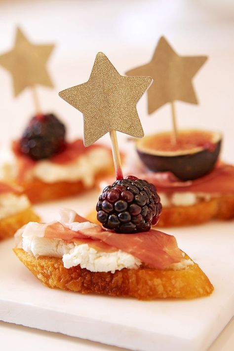 Roll out the red carpet for these Oscar party ideas! Grab your squad and host the hottest awards party of the year with an Oscar-themed party. Our cast of A-list drinks, hors-d'oeuvres, and decorations will make your party worthy of Hollywood's top stars. #oscarparty #oscarnightparty #hollywoodparty #redcarpetparty #bhg Oscar Night Party, Oscars Theme Party, Oscars Party Ideas, Oscar Viewing Party, Golden Globes Party, Red Carpet Party, Oscar Night, Party 2023, Awards Party