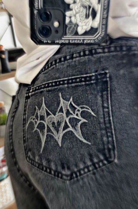 Jean Bleach Designs, Drawing On Jeans, Diy Dye Clothes, Clothes Makeover, Custom Jeans Diy, Bleaching Clothes, Punk Fashion Diy, Corset Fashion Outfits, Painted Clothes Diy