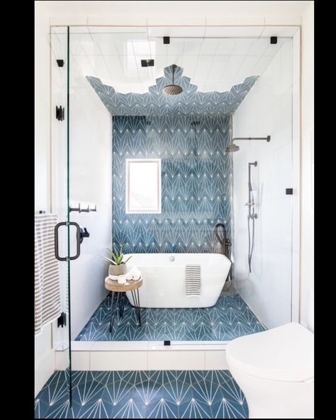 Walk In Shower Designs, Narrow Bathroom, Decor Baie, Bad Inspiration, Tub Shower Combo, Bath Room, Bathroom Layout, Bath Tub, Wet Rooms