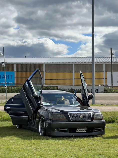 #ToyotaCrown #Crown #Toyota #LuxuryCar #Sedan #JapaneseCars #CarLover #CarPorn #CarPhotography #Automotive #CarCulture #Retro #ClassicCars #Drifting #Tuned #Modified Toyota Crown Modified, Crown Toyota, Project Cars, Toyota Crown, Car Culture, Car Photography, Japanese Cars, Car Lover, Luxury Cars