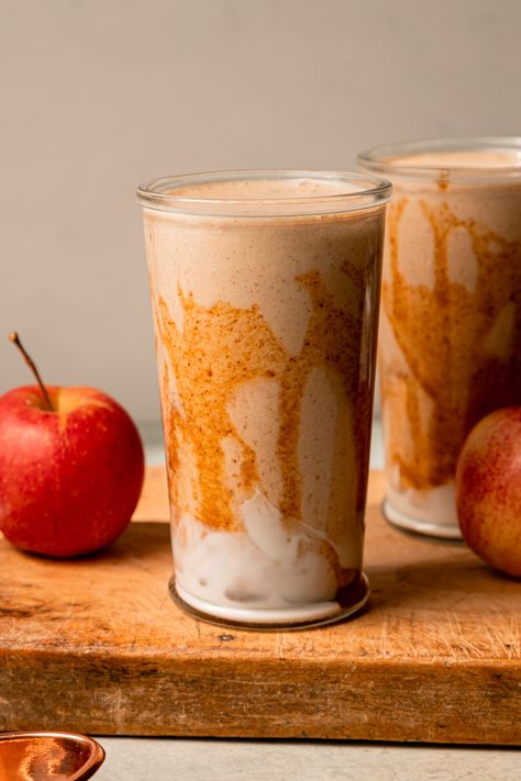 Caramel Apple Smoothie, Healthy Caramel Apple, Vegan Salted Caramel, Mixology Recipes, Fall Smoothies, Cranberry Smoothie, Sweet Potato Smoothie, Vegan Drinks Recipes, Apple Pie Smoothie