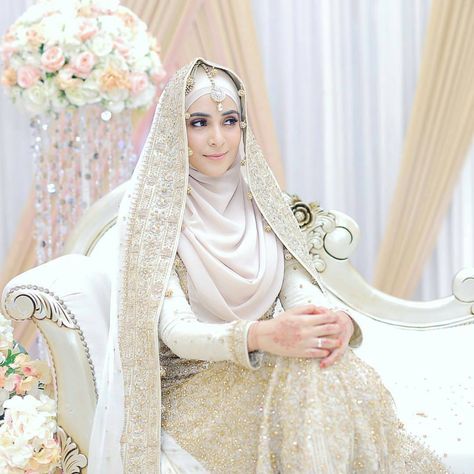 65 Likes, 3 Comments - Syari Modest Bride Inspiration (@syaribrides) on Instagram: “Isn't it lovely to have a peach colored dress on your wedding? 😍” Wedding Dress Hijab, Wedding Hijab Styles, Bridal Hijab Styles, Baju Kahwin, Hijabi Brides, Model Hijab, Muslimah Wedding Dress, Nikah Dress, Muslimah Wedding