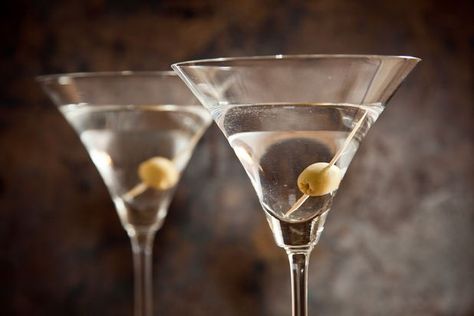 Famous mixed drink with olives? Yes please. Photo by Kris Robertson Martini Without Vermouth, Dirty Gin Martini, Vodka Martinis, Dirty Martini Recipe, Fruity Mixed Drinks, Martini Recipes Vodka, Frozen Drinks Alcohol, Gin Martini, Fruity Dessert