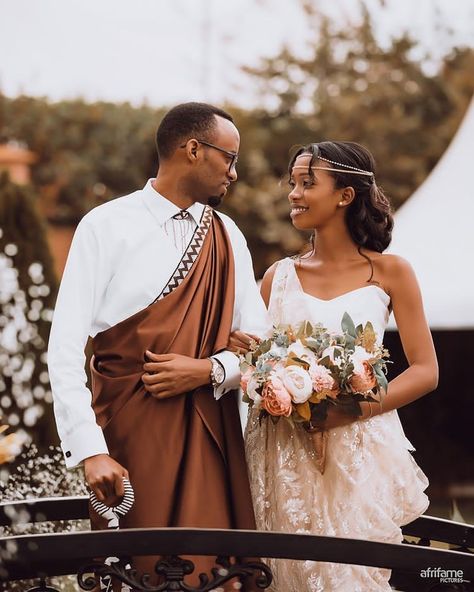 Rwandese Traditional Wear Wedding, Rwandan Traditional Wedding Dress, Rwandese Traditional Wear, Rwandese Wedding, Rwandan Wedding, Natural Hair Wedding, Backyard Wedding Decorations, African Traditional Wedding Dress, African Wedding Attire