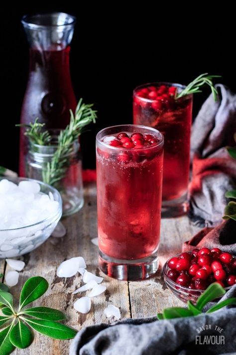 Sparkling Cranberry Mocktail: this ridiculously easy cranberry mocktail is full of sparkles and fun! Just mix together cranberry juice with some cranberry Sprite and garnish with ice, rosemary, and fresh cranberries to craft a delicious non alcoholic drink. Family and friends will love this holiday mocktail on Thanksgiving, Christmas, or New Years Eve! | www.savortheflavour.com #cranberrymocktail #newyearseve Cranberry Sprite, Nye Drinks, Strawberry Drink Recipes, Fruit Drinks Alcohol, Cranberry Mocktail, Holiday Mocktail, Kid Friendly Drinks, Vodka Lime, Alcoholic Drink