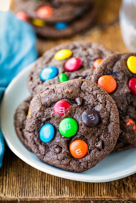 Chocolate M&M Cookies Chocolate M M Cookies, Simple Cookie Dough Recipe, Ultimate Cookie Recipe, Easy Cookie Dough, Soft Chocolate Cookie, Chocolate Chip Pudding, Chocolate Chip Pudding Cookies, Chewy Chocolate Cookies, Ultimate Cookies