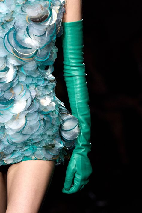 Valentino Spring 2023 Couture Fashion Show Details: See detail photos for Valentino Spring 2023 Couture collection. Fabric Manipulate, Haute Couture Bags, Valentino Spring 2023, Summer 2023 Trends, Couture Spring 2023, Mythical Sea Creatures, Spring 2023 Couture, Book Nature, Water Fashion