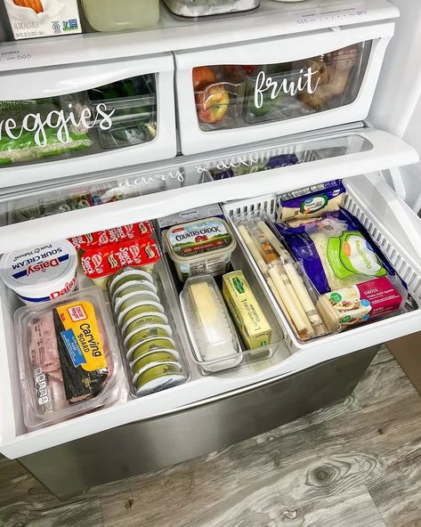 15 Refrigerator Organization Ideas You Need to Try Counter Depth Fridge Organization, Organize French Door Refrigerator, Samsung Refrigerator Organization, Fridge Storage Ideas, Refrigerator Organization Ideas, Fridge Organization Ideas, Healthy Fridge, Breakfast Party Foods, Refrigerator Organizer