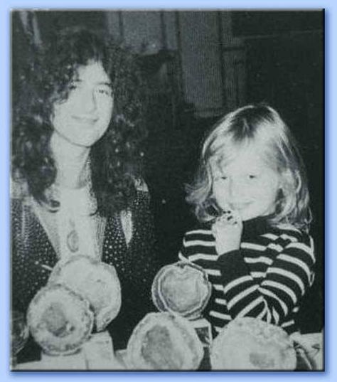 Jimmy Page and daughter Scarlet Page in 1974 at the British Music Awards. Robert Plant Led Zeppelin, The Yardbirds, John Paul Jones, John Bonham, Greatest Rock Bands, Led Zep, Jimmy Page, Robert Plant, Teenage Dream