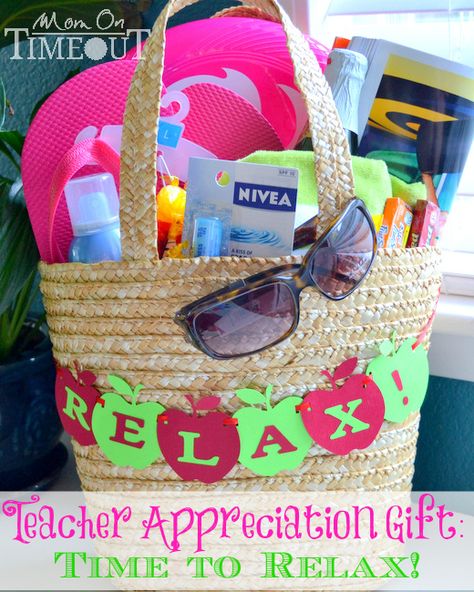 beach vacation gift basket - sunglasses Vacation Gift Basket, Beach Gift Basket, Summer Gift Baskets, Teacher Appreciation Diy, Teacher Appreciation Gifts Diy, Appreciation Ideas, Teachers Diy, Time To Relax, Diy Teacher Gifts