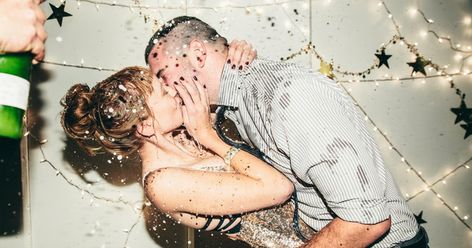 7 Romantic Quotes For Your New Year's Eve Instagram Caption New Year Captions, Eve Instagram, New Year's Kiss, Instagram Couples, Top Wedding Trends, Flirt Tips, Quotes About New Year, Couple Games, Kissing Couples