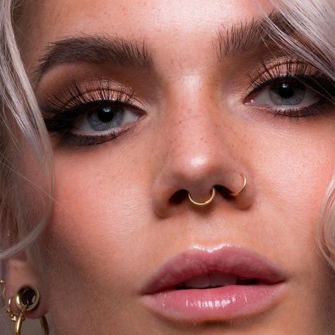 Golden Septum Piercing, Gold Septum Piercing, Piercings Aesthetic, Piercing Inspo, Septum Nose Rings, Linda Hallberg, Lovely Eyes, Golden Eyes, Crazy Outfits