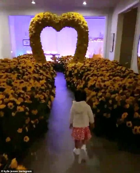 Kylie Jenner receives a sea of sunflowers on Valentine's day...possibly from ex Travis Scott Jenner House, Pink Onesie, Old Makeup, Rose Arrangements, Covered Strawberries, Chocolate Covered Strawberries, Floral Display, Valentines Day Party, Slumber Parties