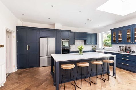 Kitchen Herringbone, Kitchen Cabinet Dimensions, Blue Shaker Kitchen, French Country Kitchen Designs, Herringbone Kitchen, Decor Kitchen Ideas, Navy Kitchen, Open Plan Kitchen Diner, Country Kitchen Designs